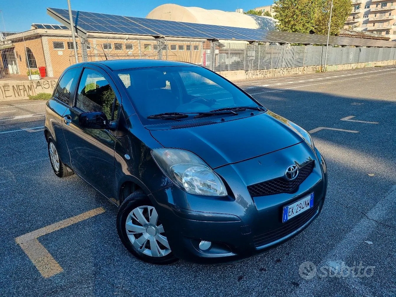 Toyota Yaris 2011 photo 2