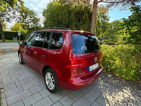Volkswagen Touran 2011 photo 2