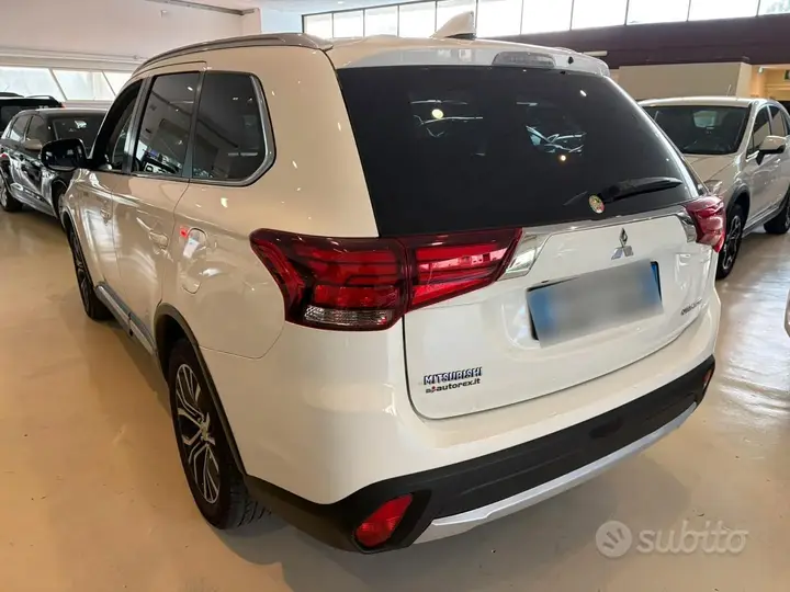 Mitsubishi Outlander 2017 photo 2