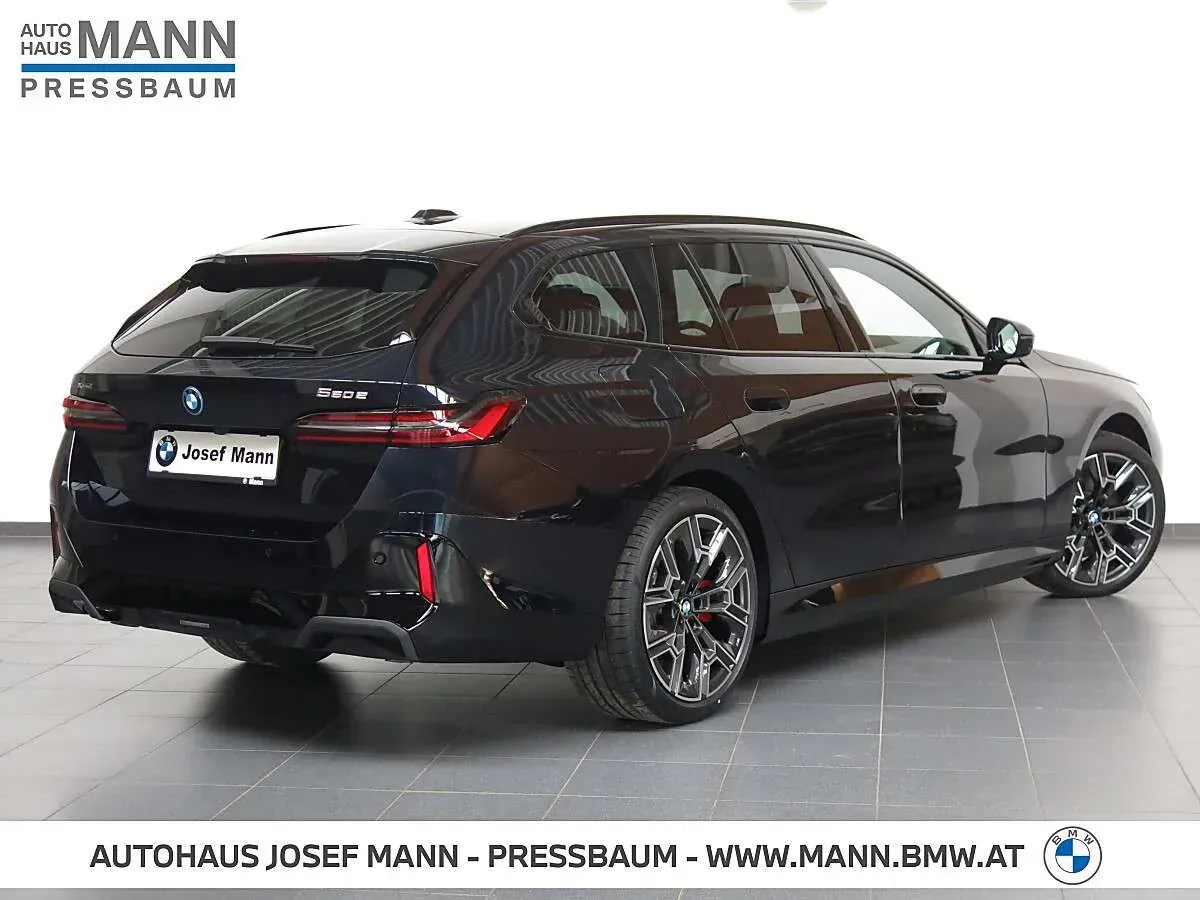 BMW 5 Series photo 2