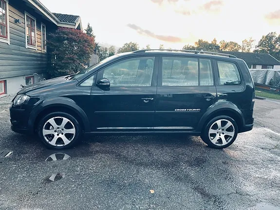 Volkswagen Touran Cross 2010 photo 2