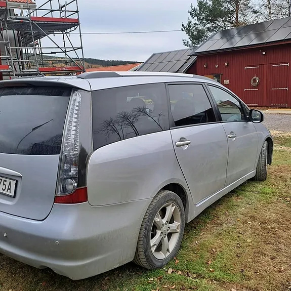 Mitsubishi Grandis 2010 photo 3