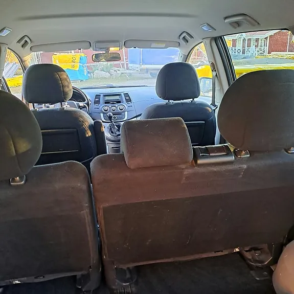 Mitsubishi Grandis 2010 photo 5