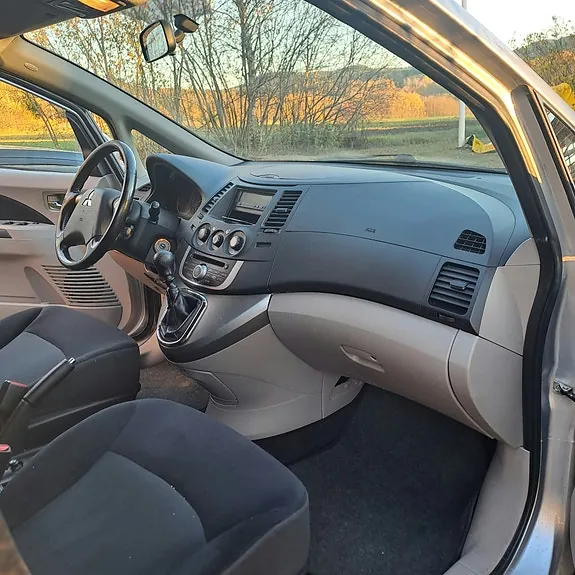Mitsubishi Grandis 2010 photo 4