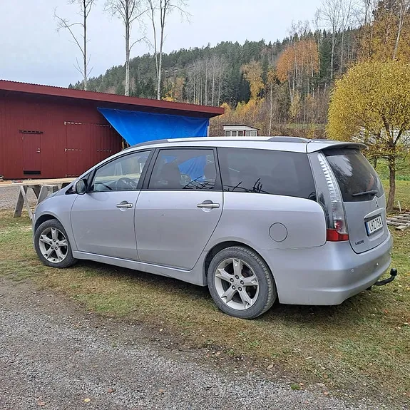 Mitsubishi Grandis 2010 photo 2
