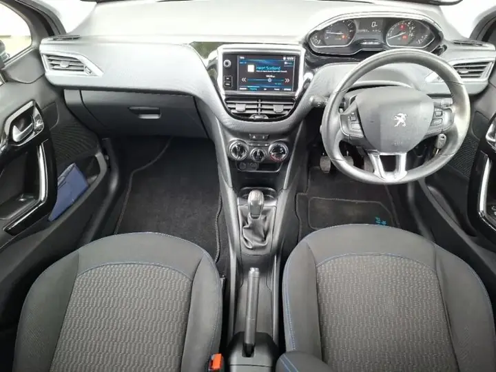 Peugeot 208 2018 photo 3