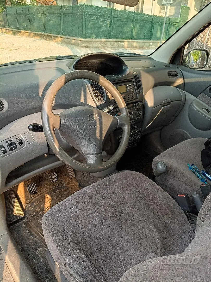 Toyota Yaris 2000 photo 2