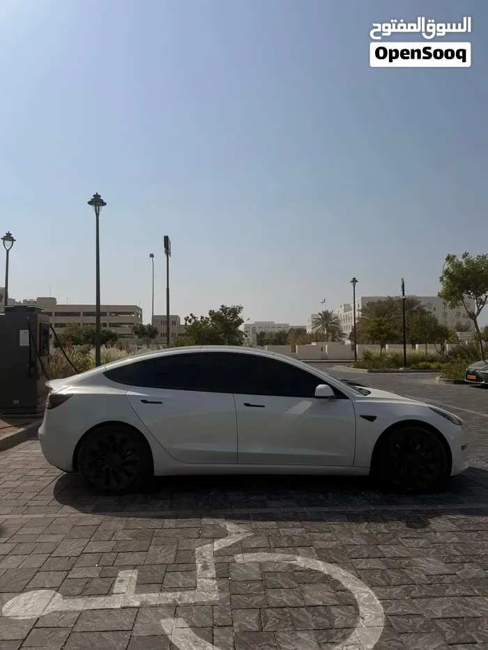 Tesla Model 3 2023 photo 2