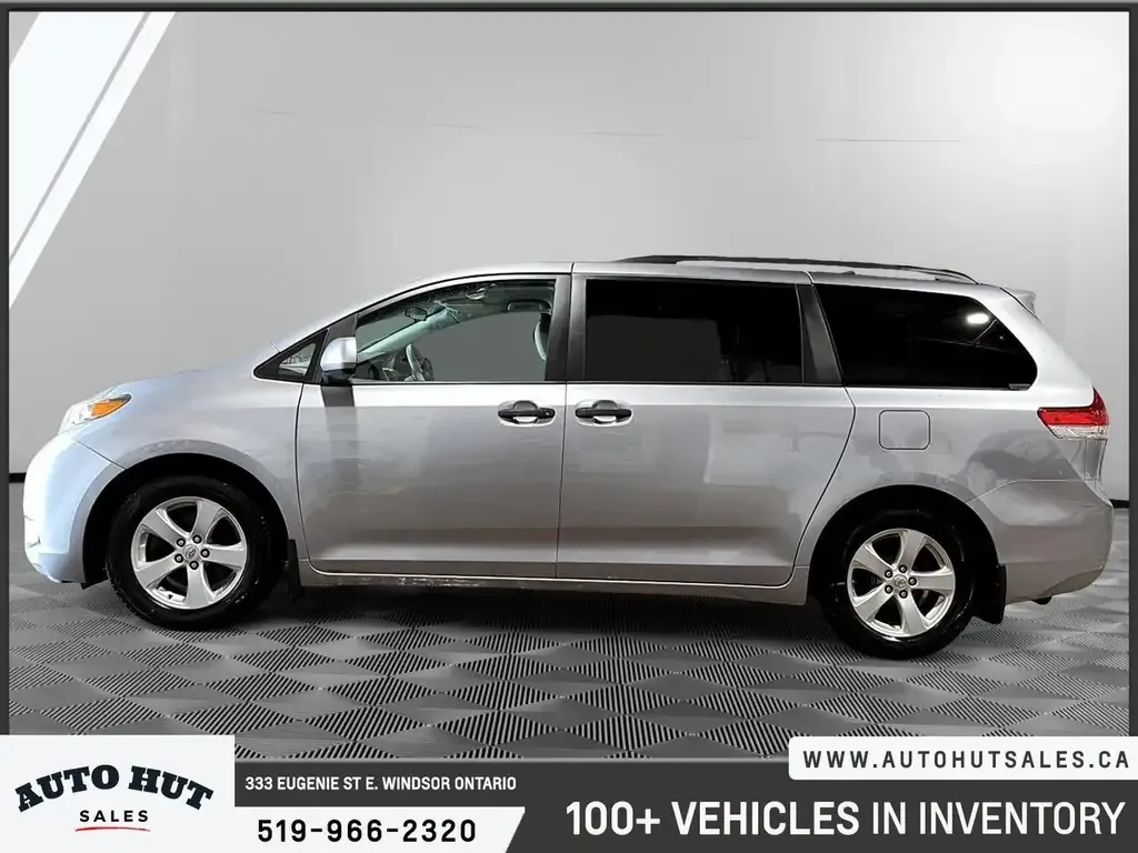 Toyota Sienna 2012 photo 3