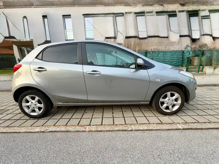 Mazda Mazda2 2014 photo 2
