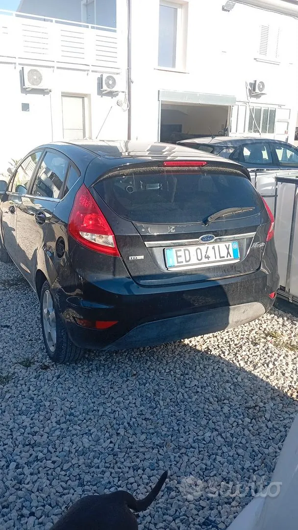 Ford Fiesta 2010 photo 2