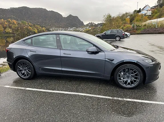Tesla Model 3 2026 photo 3