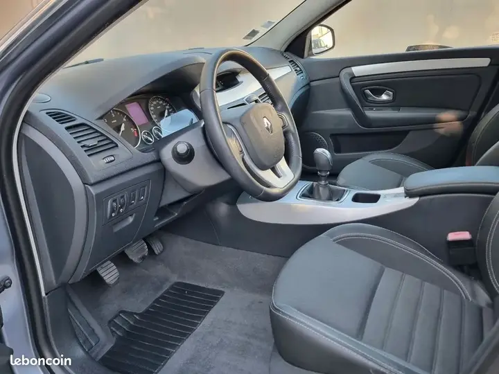 Renault Laguna 2009 photo 3