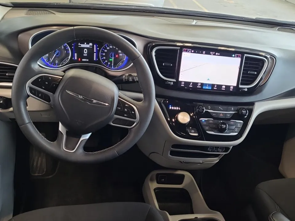 Chrysler Grand Caravan 2024 photo 2