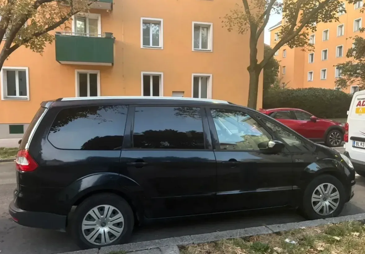 Ford Galaxy 2011 photo 2