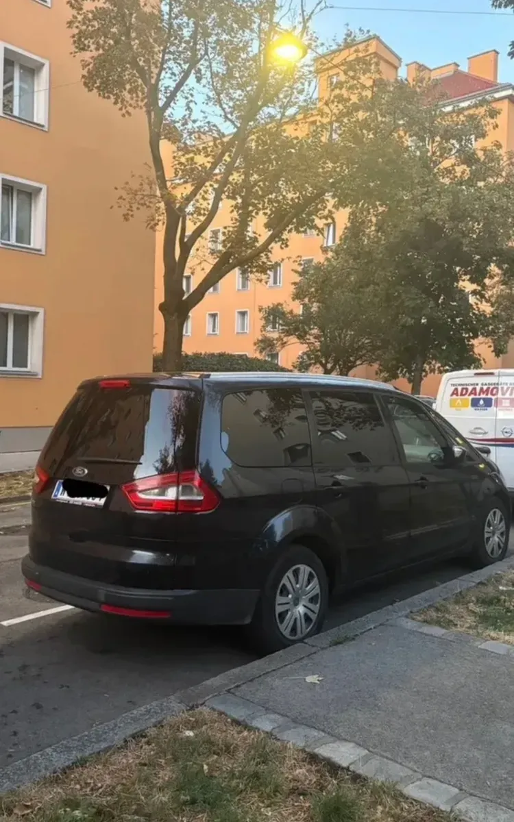 Ford Galaxy 2011 photo 3