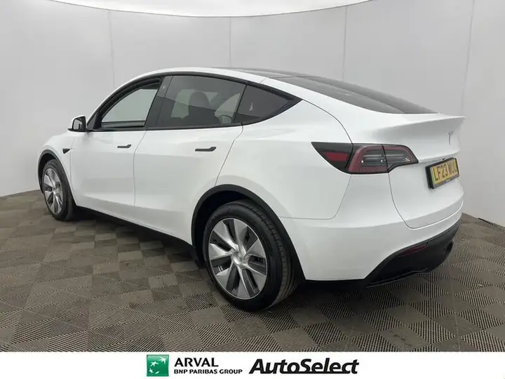 Tesla Model Y 2023 photo 4