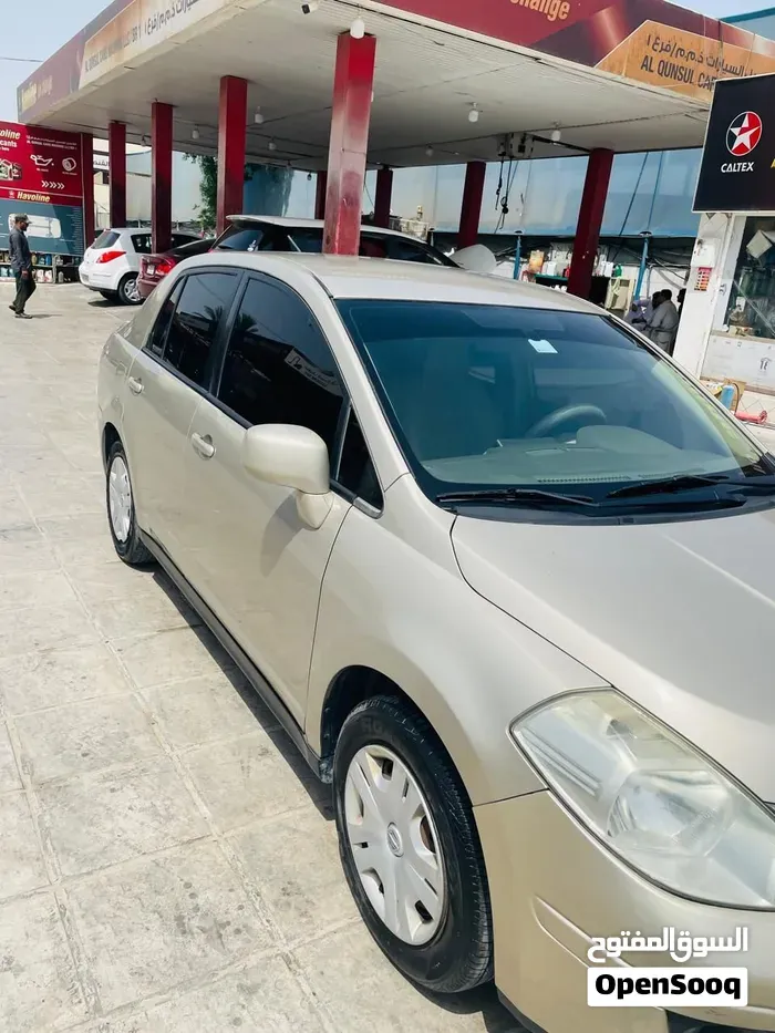 Nissan Tiida 2011 photo 2