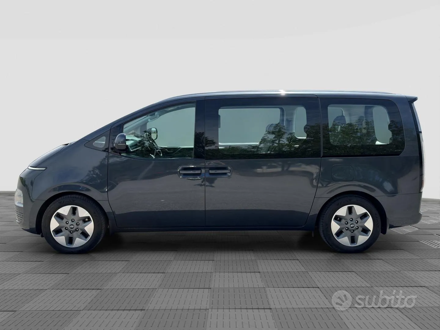 Hyundai Staria 2024 photo 2