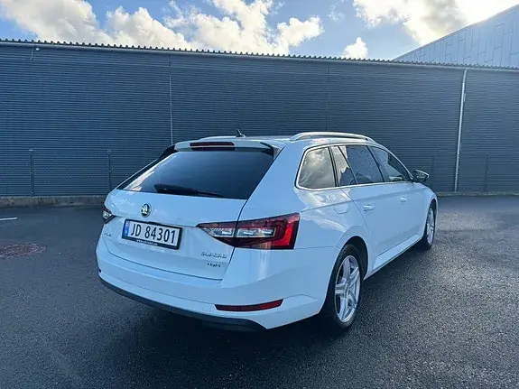 Skoda Superb 2016 photo 4