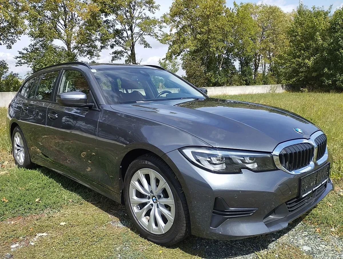 BMW 3 Series 2022 photo 3