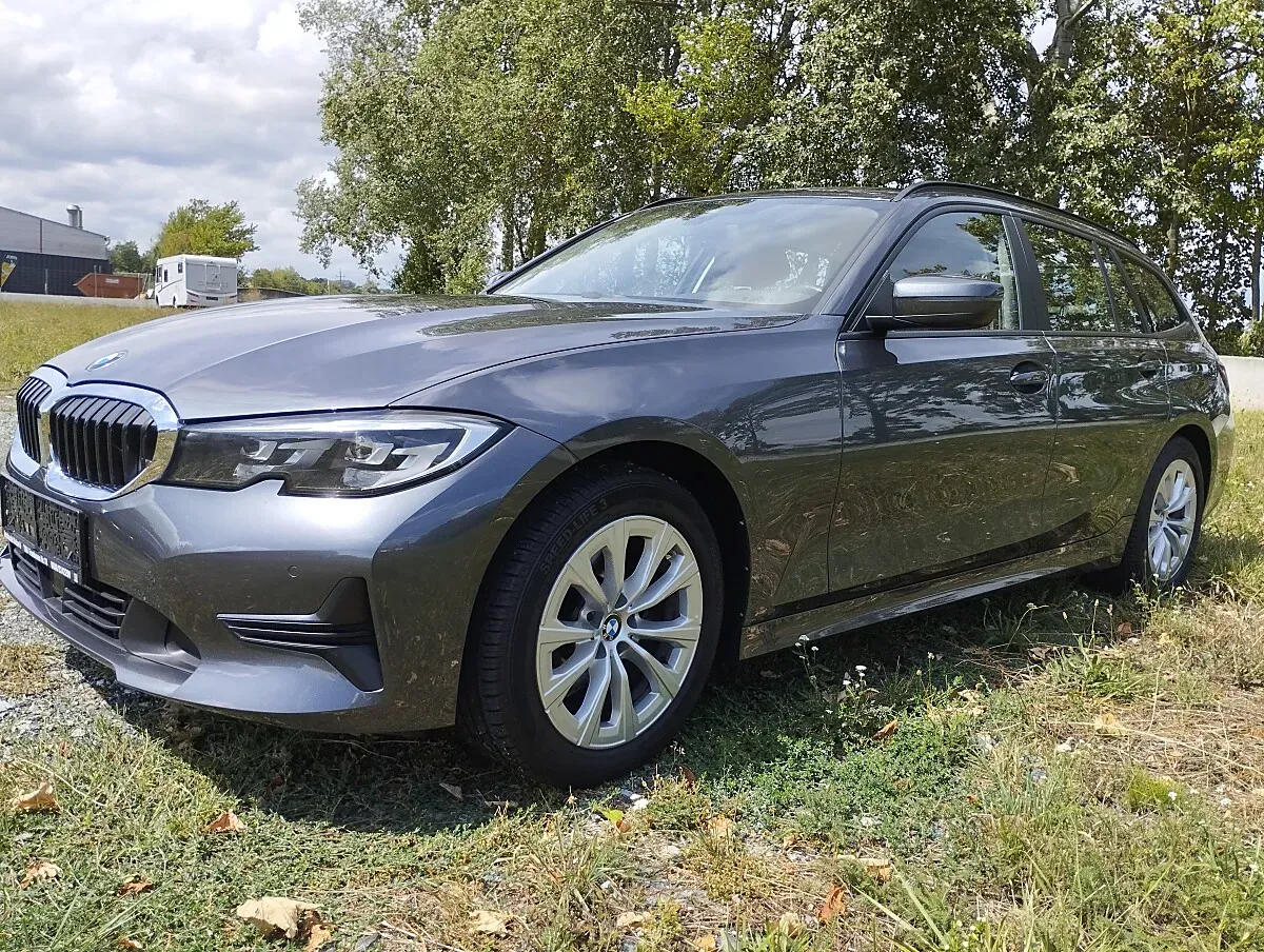BMW 3 Series 2022 photo 2