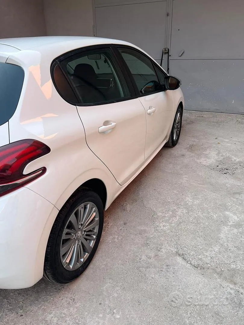 Peugeot 208 2017 photo 2
