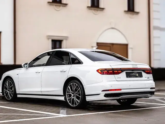 Audi A8 2022 photo 3