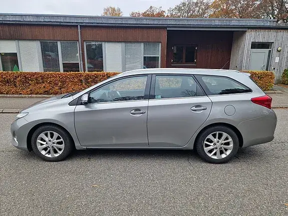 Toyota Auris 2013 photo 2