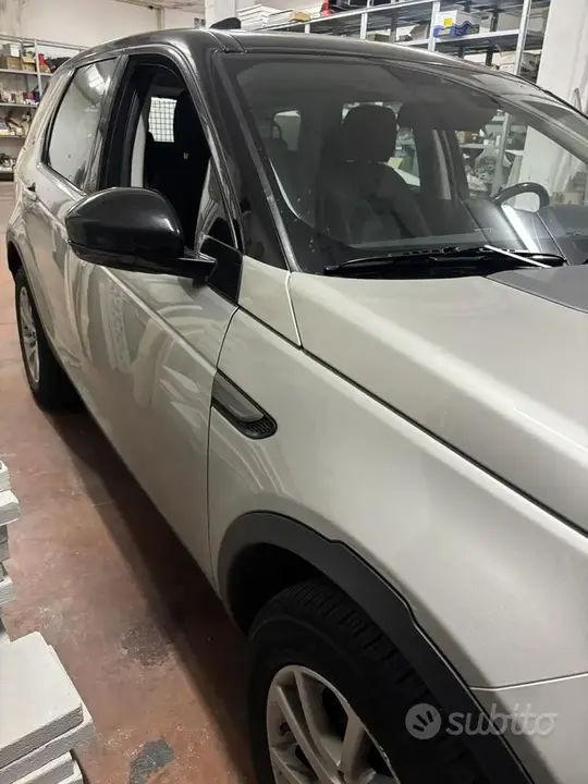 Land Rover Discovery Sport 2017 photo 2
