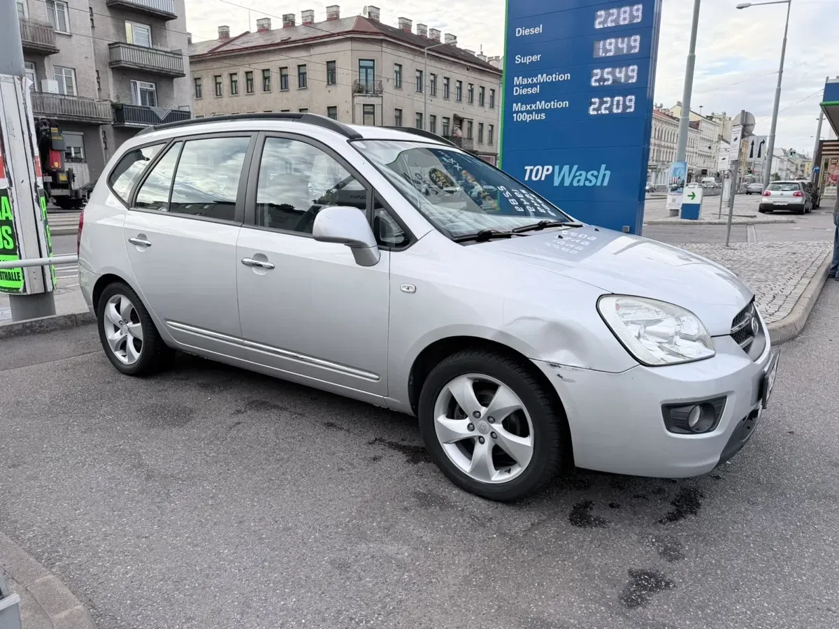 Kia Carens 2008 photo 2