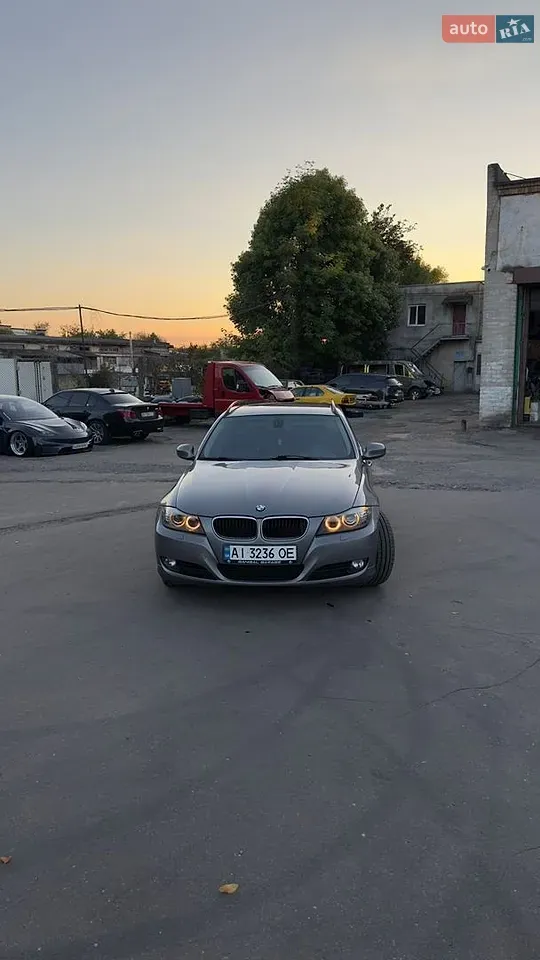 BMW 3 Series 2010 photo 3