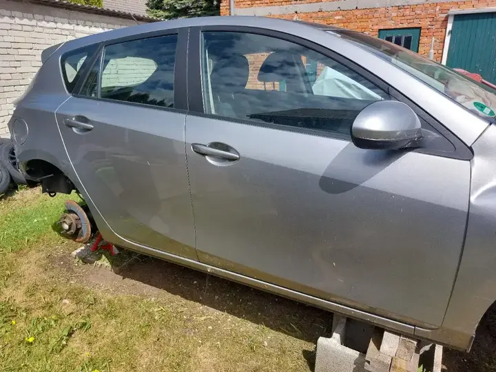 Mazda Mazda3 2011 photo 2