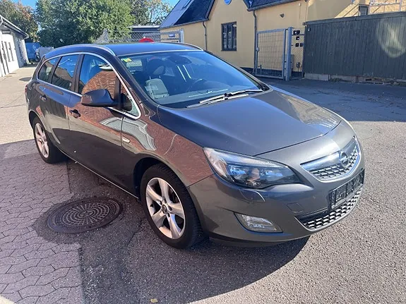 Opel Astra 2011 photo 2