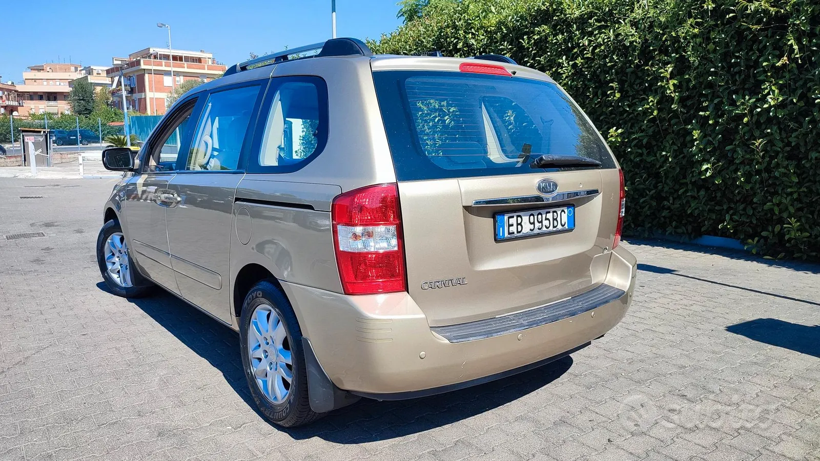 Kia Carnival 2010 photo 2