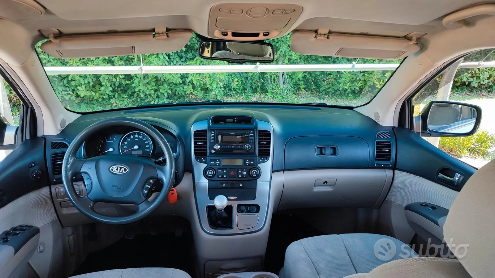 Kia Carnival 2010 photo 4