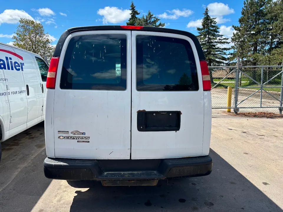 Chevrolet G Series Van 2012 photo 2