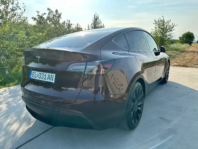 Tesla Model Y 2023 photo 2