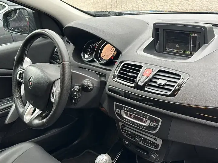 Renault Mégane 2011 photo 2