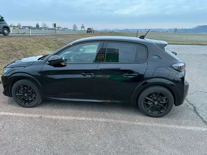 Peugeot E-208 2022 photo 2