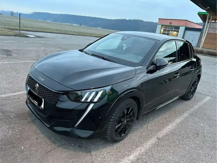 Peugeot E-208