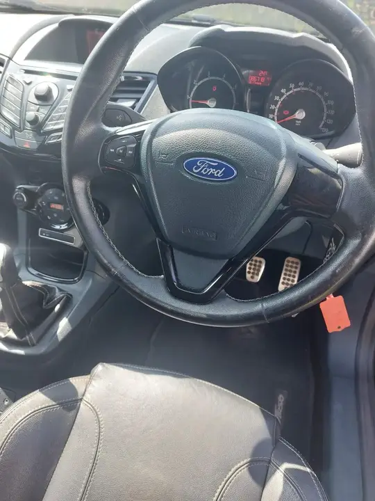Ford Fiesta 2012 photo 2