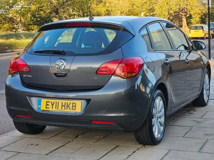 Vauxhall Astra 2011 photo 5
