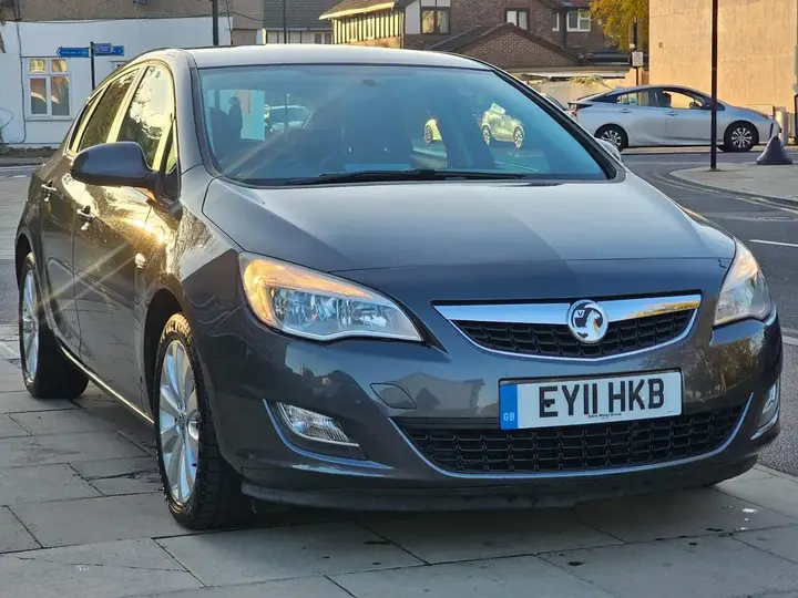 Vauxhall Astra 2011 photo 3