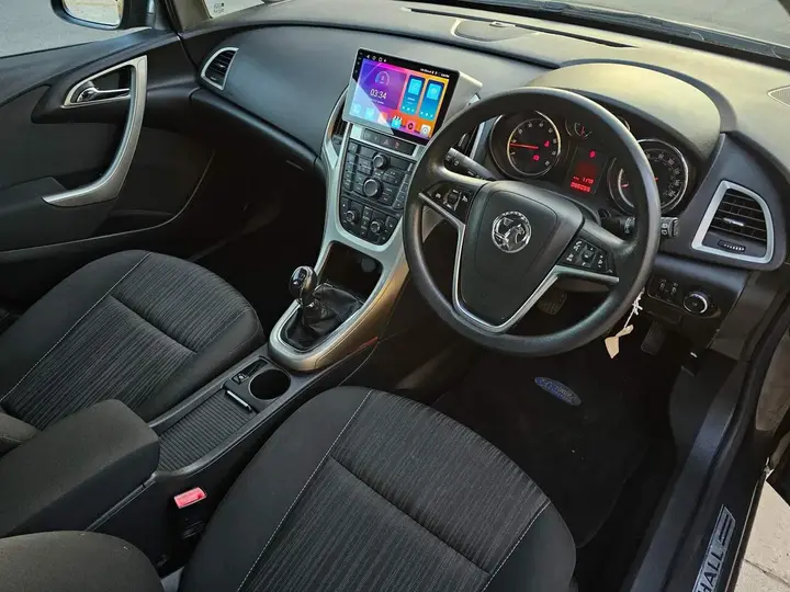 Vauxhall Astra 2011 photo 2