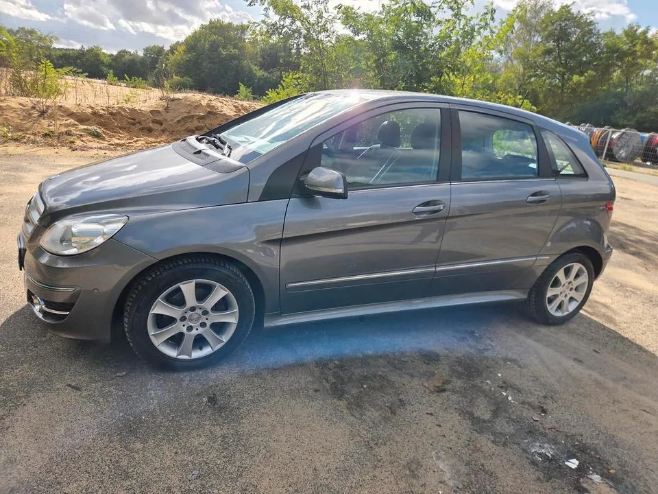Mercedes-Benz B180