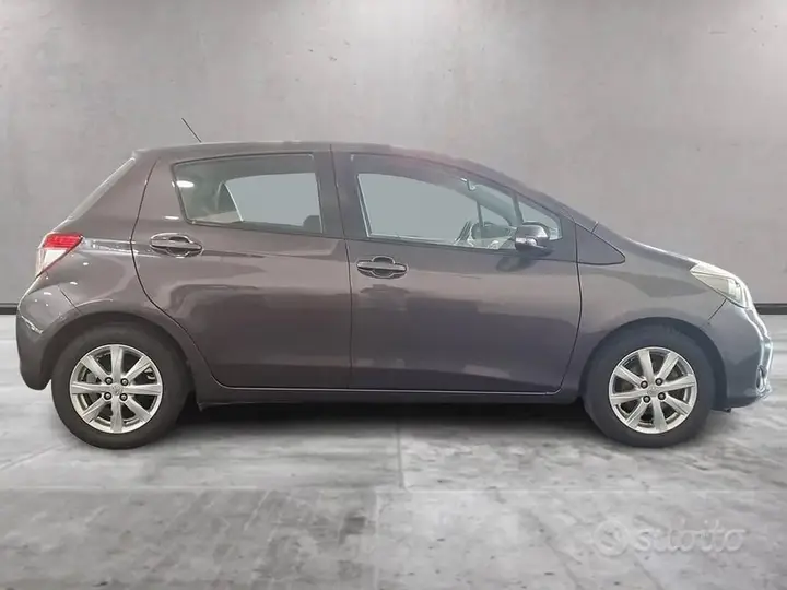 Toyota Yaris 2012 photo 3
