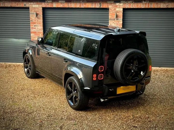 Land Rover Defender 110 2021 photo 2