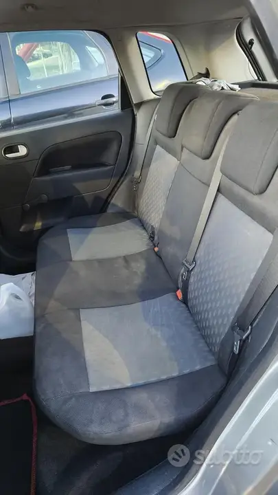 Ford Fiesta 2004 photo 4