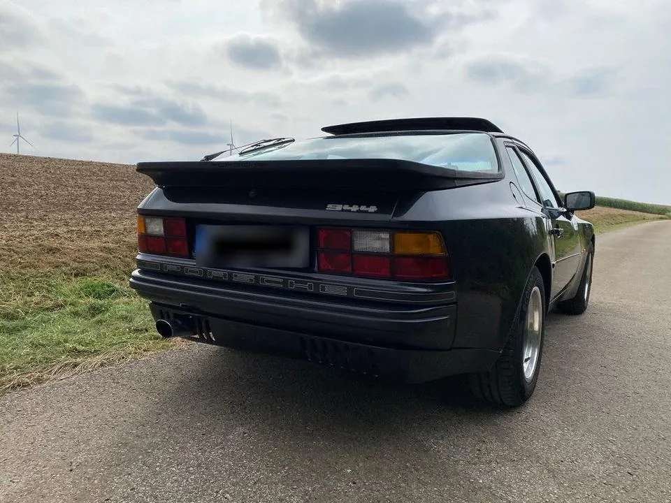 Porsche 944
